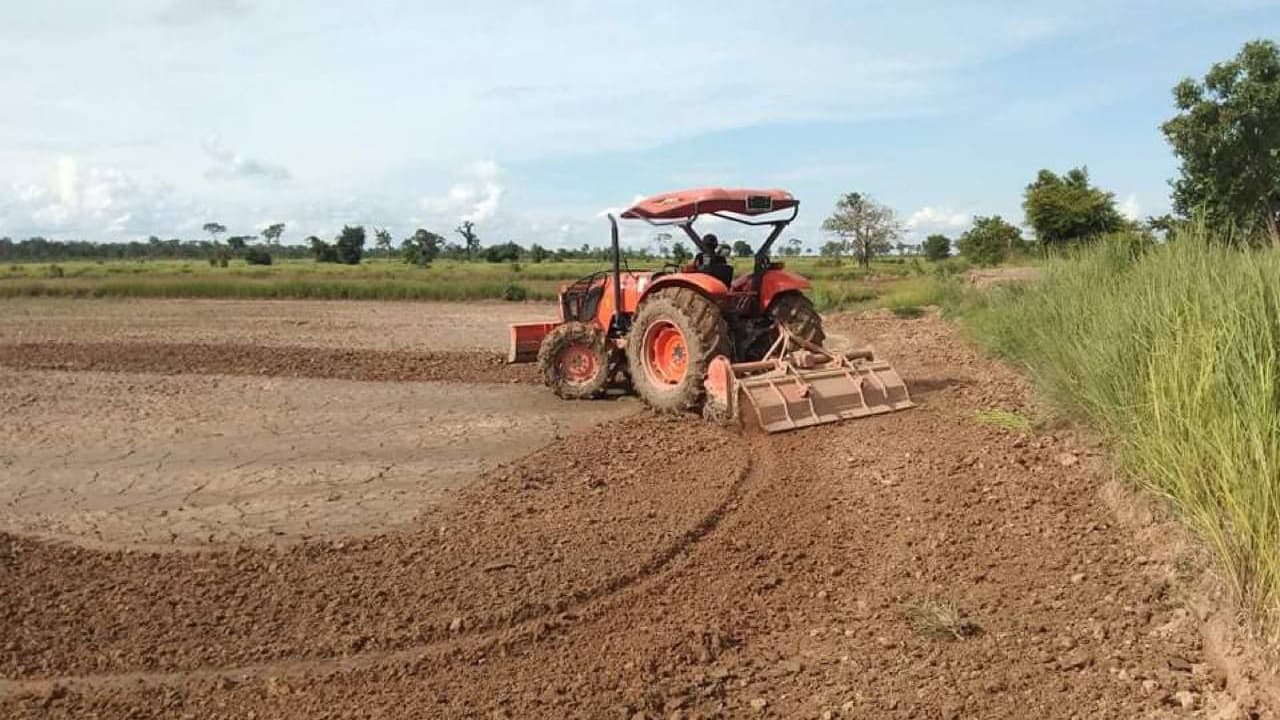 Traktor plöjer ett fält