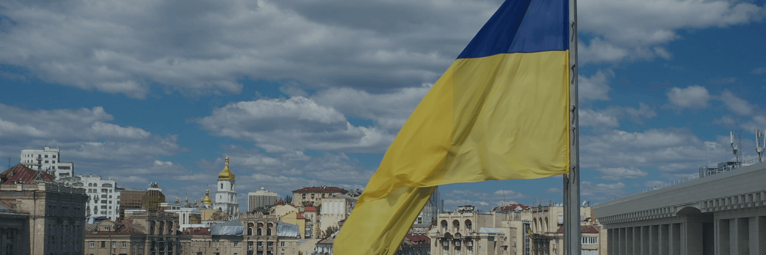 bild över ukrainsk stad med ukrainska flaggan