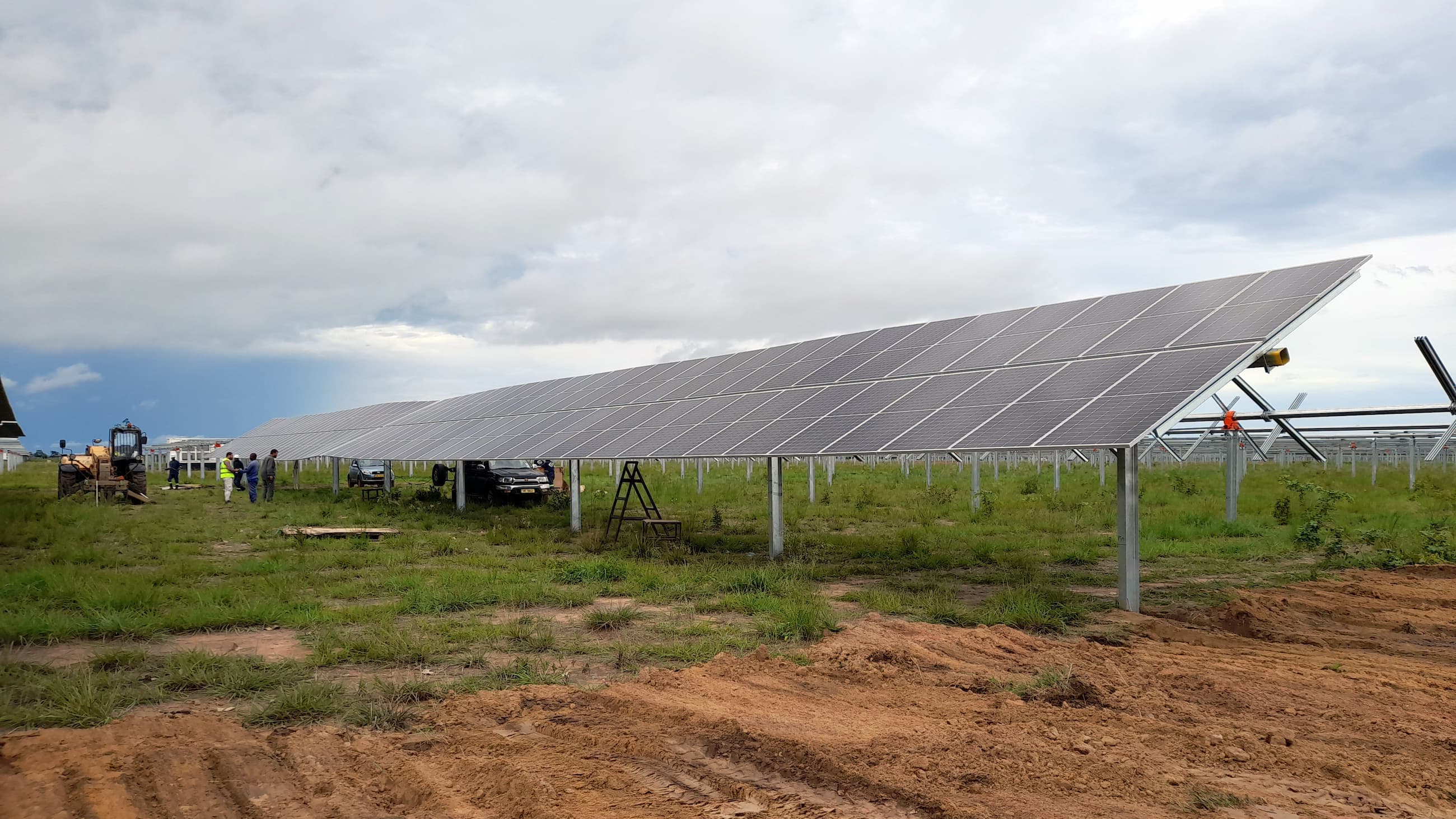 Solceller uppställda på landsbygden 