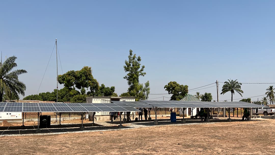 Solar cells installed on a gravel pitch