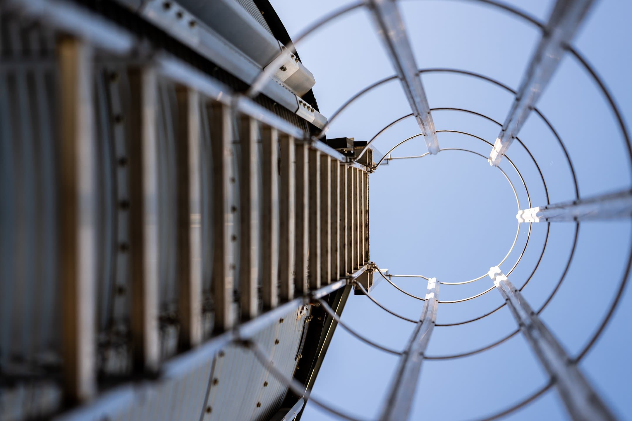 En barnmorska pratar med sin patient