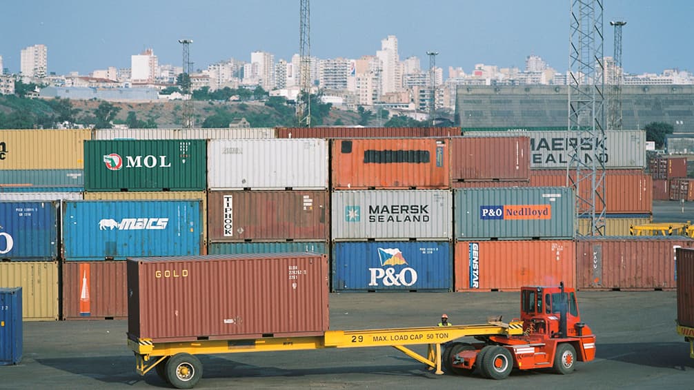 Containers staplade i en hamn