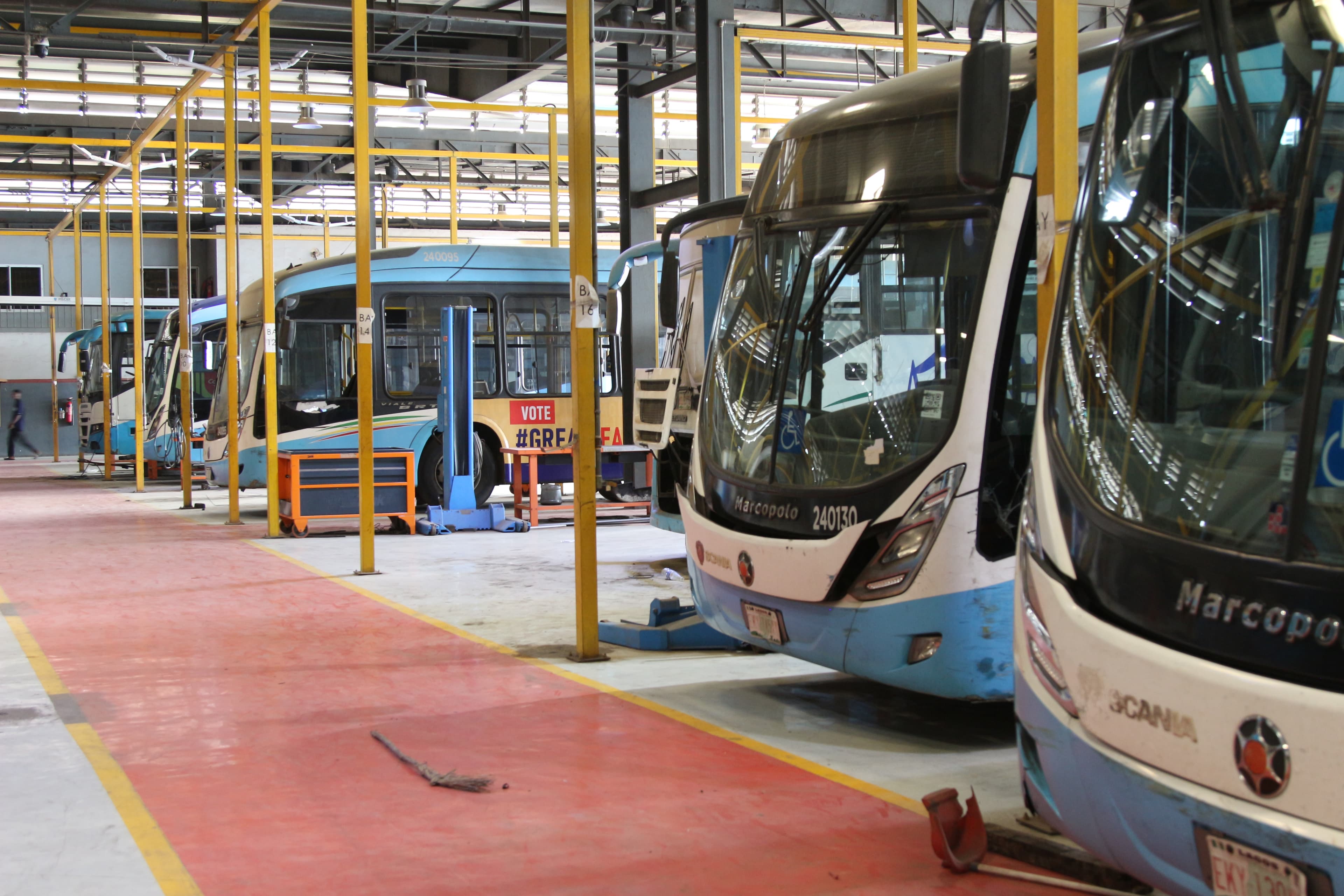 Bussar i ett garage