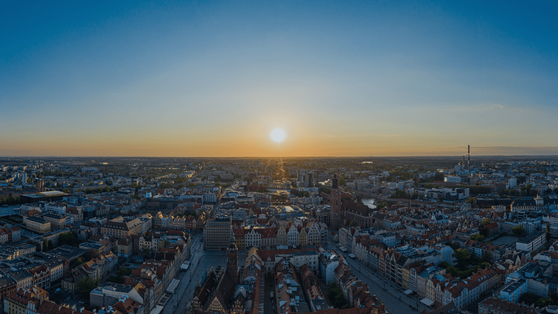 bild över ukrainsk stad med ukrainska flaggan