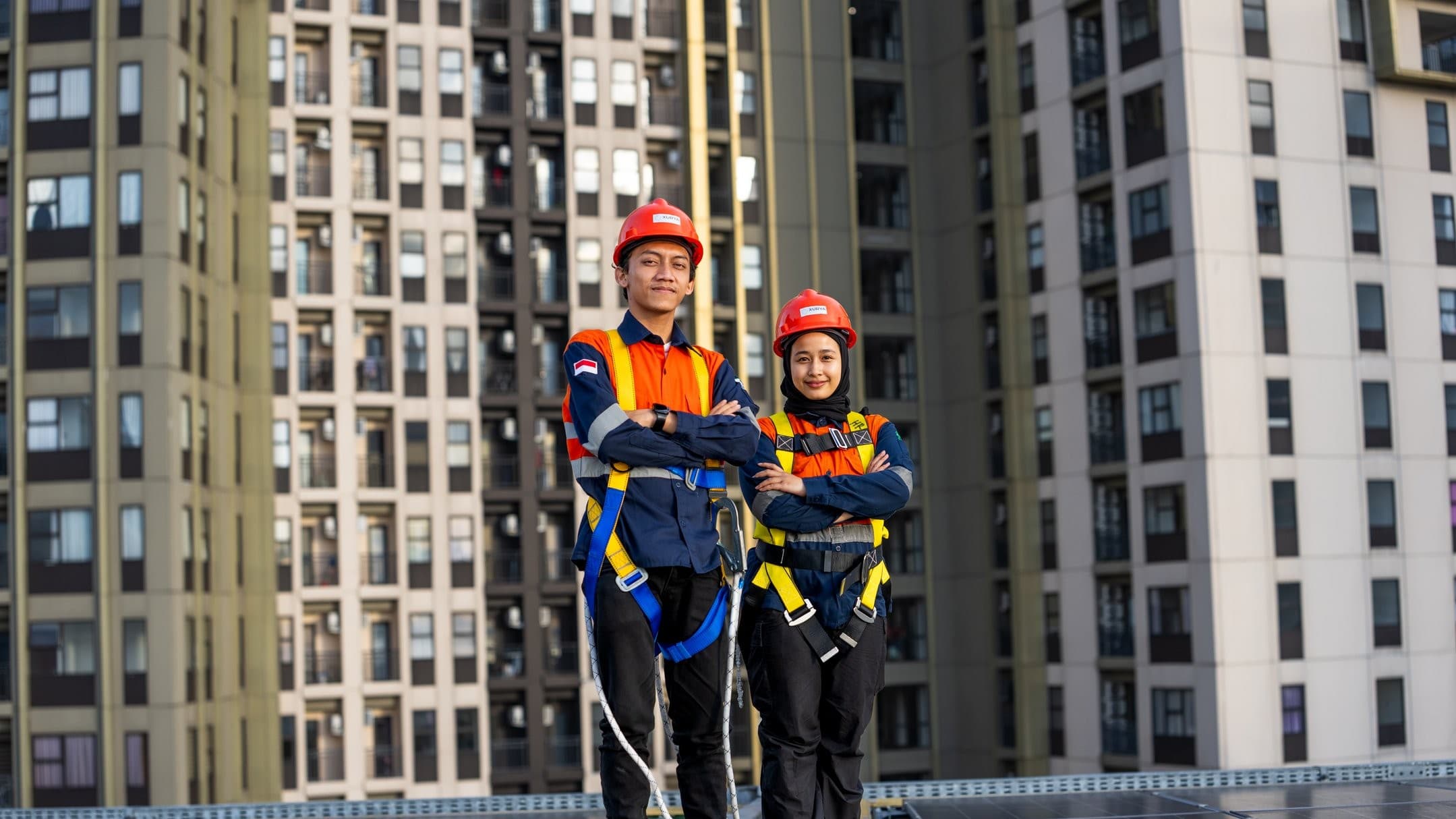 En man och en kvinna står på ett tak