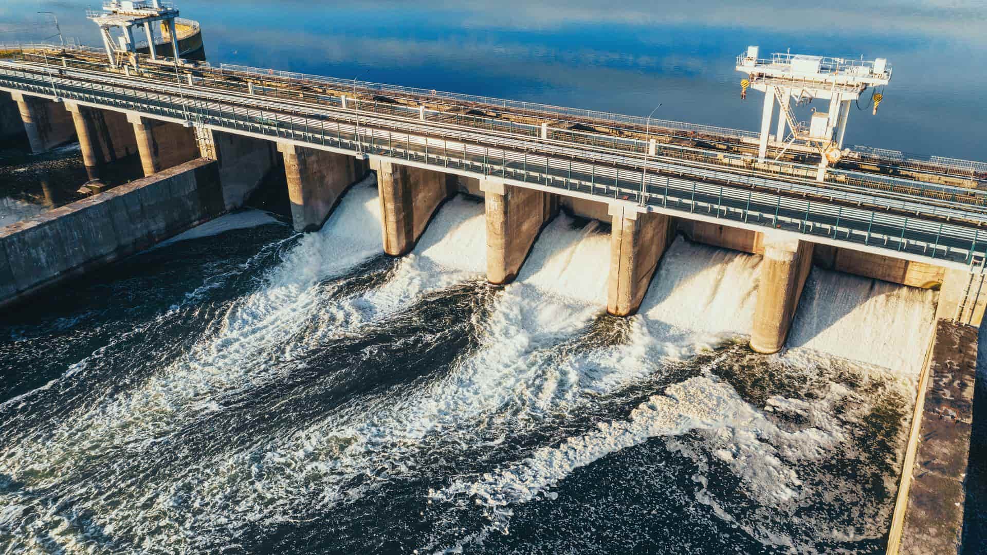 Vatten forsar genom ett vattenkraftverk