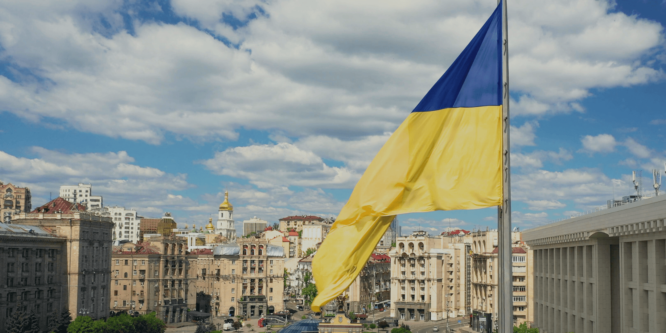 bild över ukrainsk stad med ukrainska flaggan